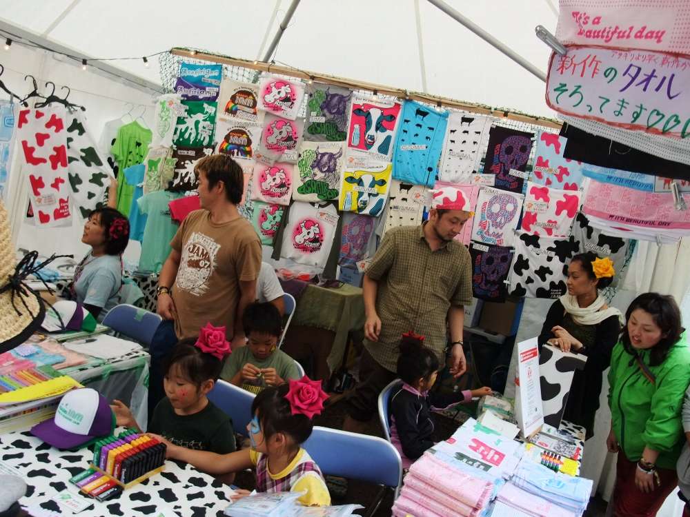 隣にある物販店。