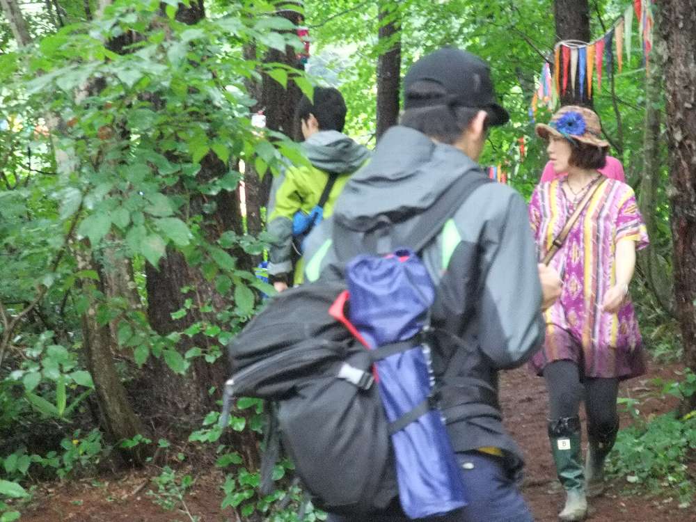 通路を通る人。