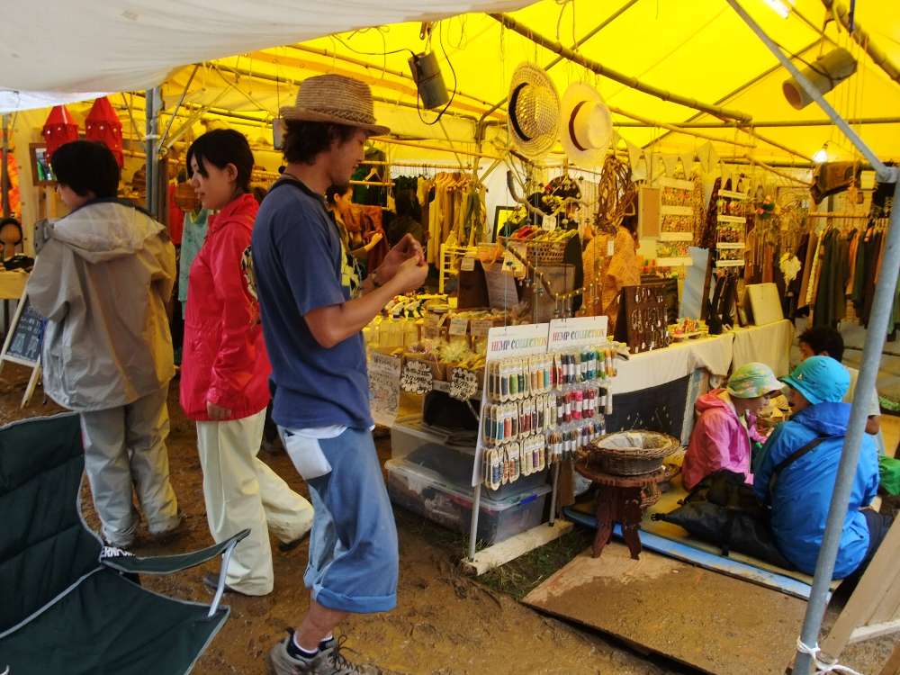 衣類、雑貨多数。