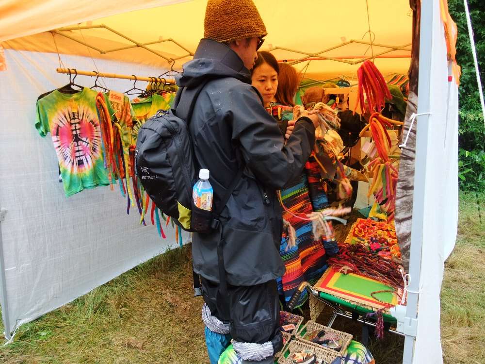 フィールド・オブ・ヘブンの人が着ていそうな服の店。