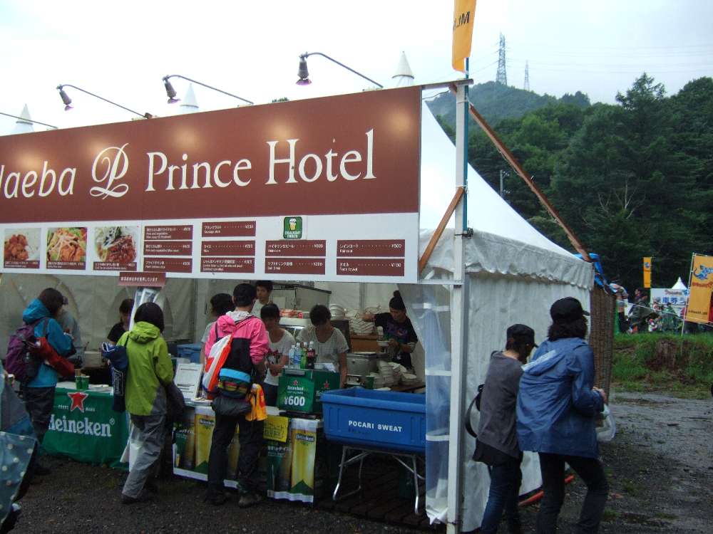 プリンスホテルの横。今年はテーブル席がありませんでした。