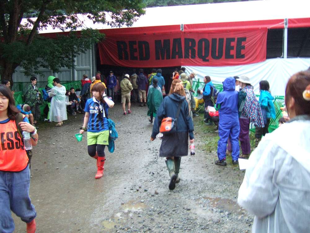 レッドマーキーの入り口、出口。