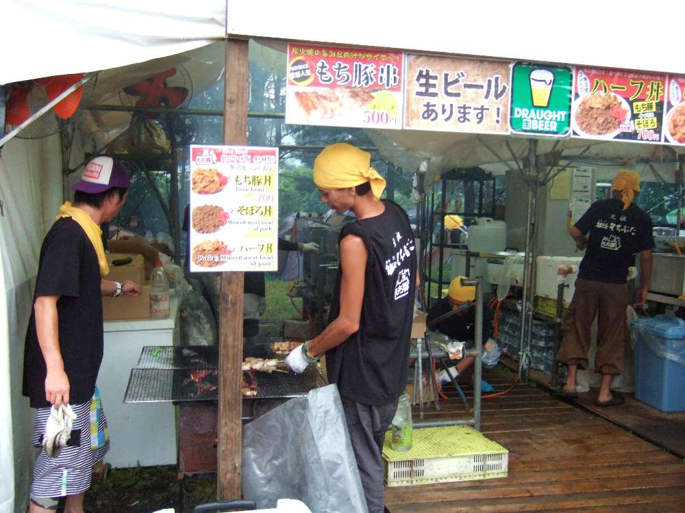 もち豚串を焼く人。