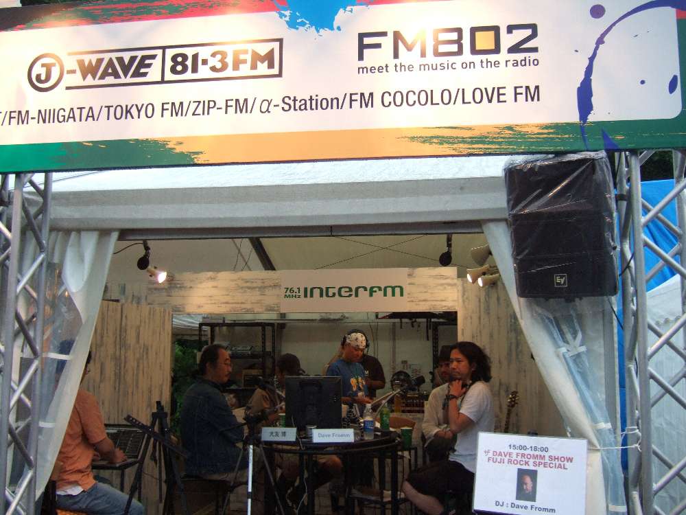 インターFMの仮設スタジオ。