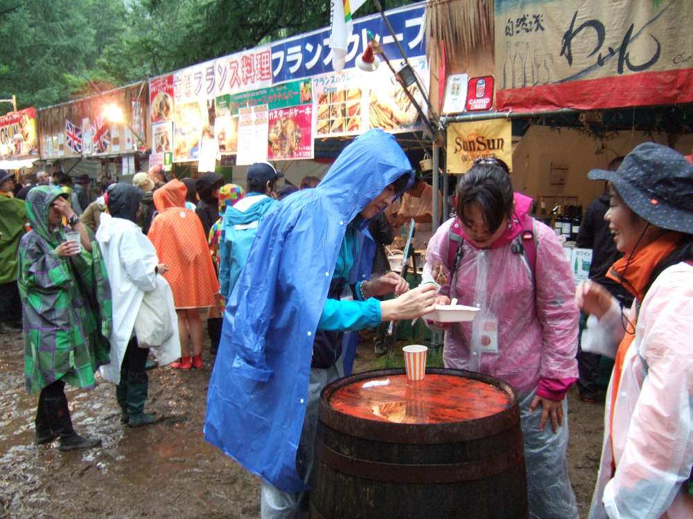 テーブルとして使われる樽。