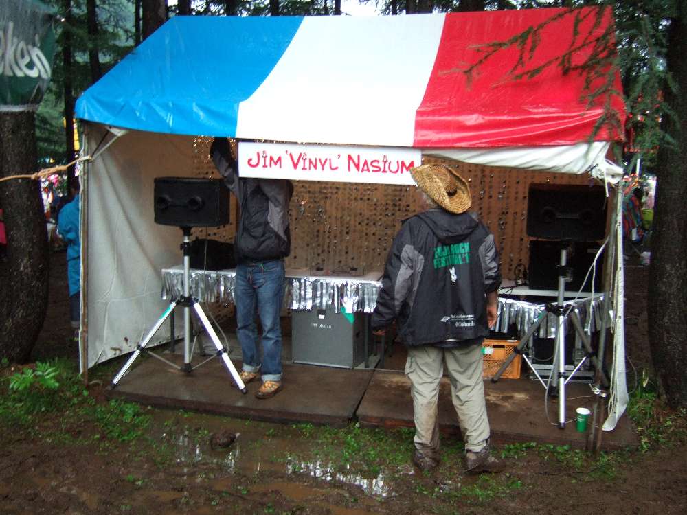 DJセットのあるテント。ギムナジウムをもじったような名前。実際の活動は見る機会がありませんでした。