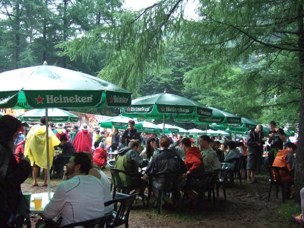 ハイネケンのテーブル。