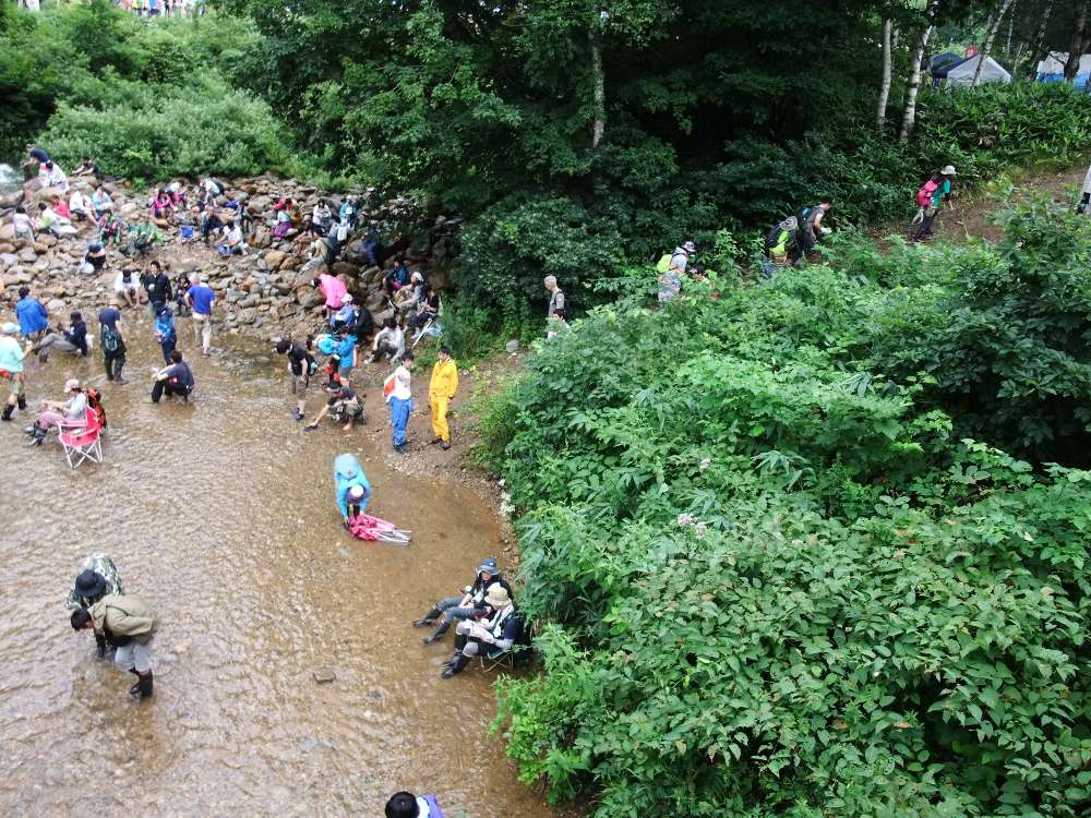 右側が坂になっていて、そこから出入りできます。