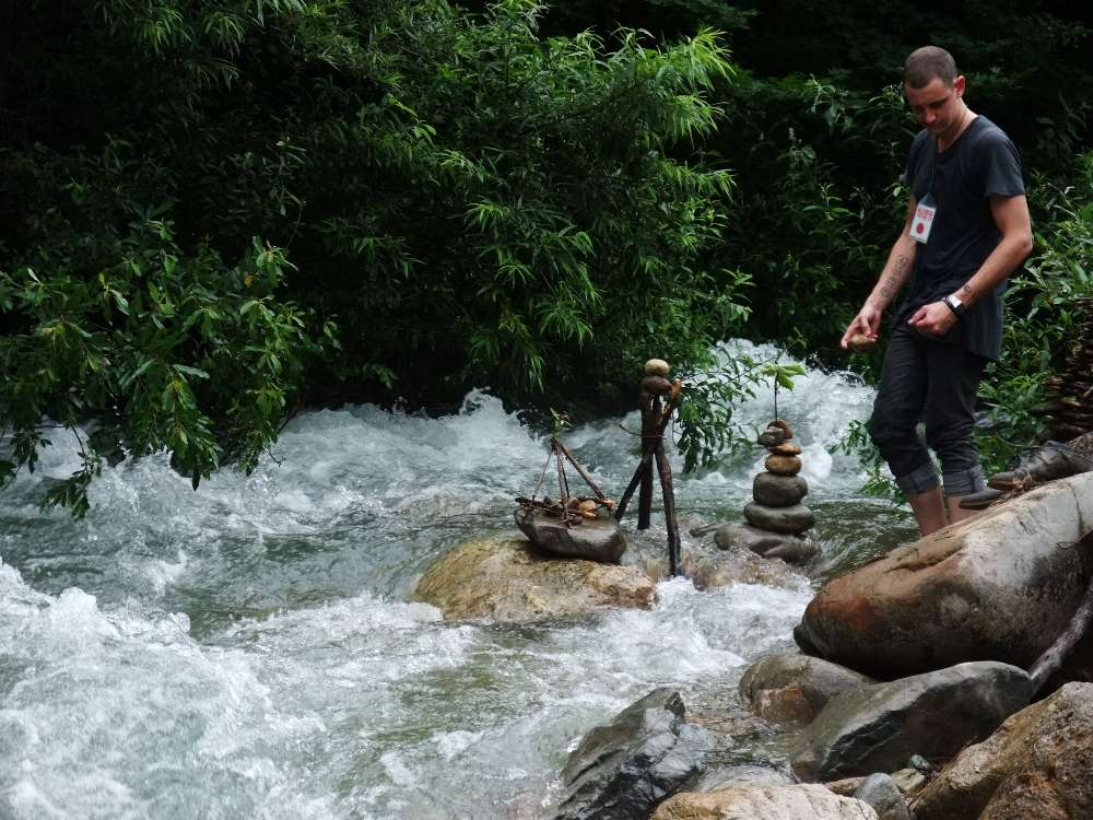 石を積んで遊ぶ外国人。