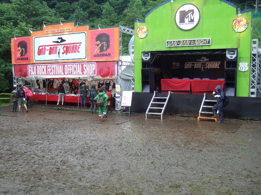 ステージとショップで構成される岩盤スクエア。