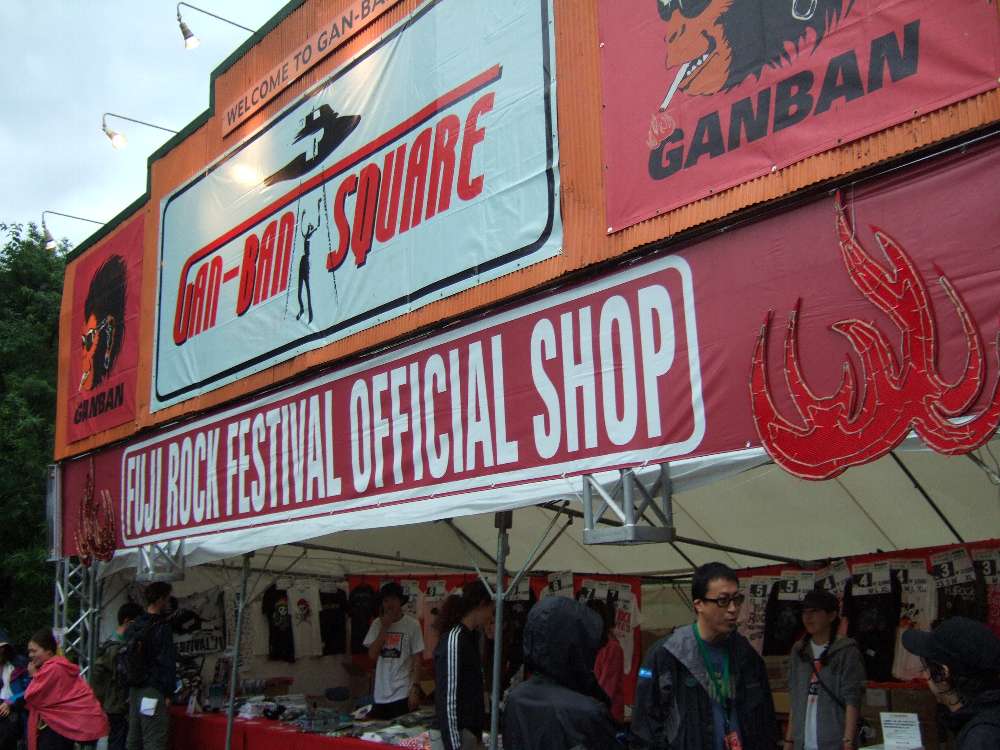 公式グッズ売り場。