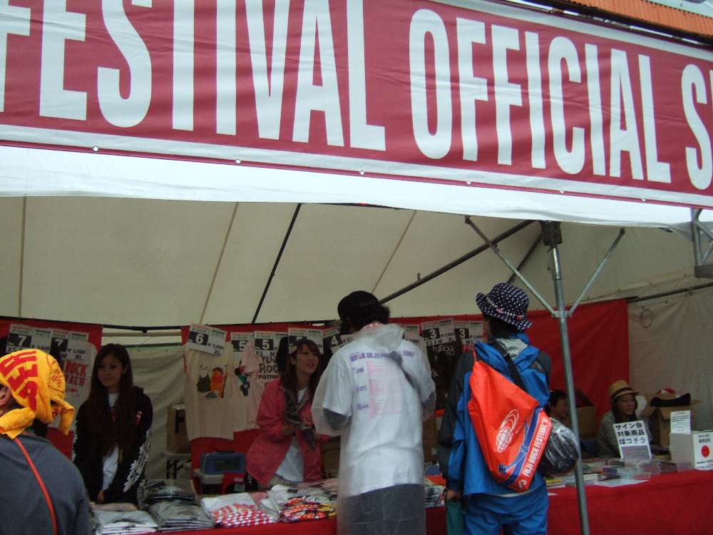 Tシャツ等の数自体は少ない。場外の方が多い。