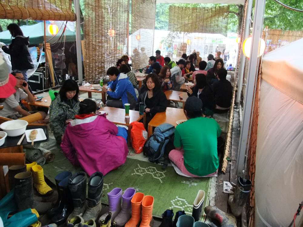 靴を脱いで上がります。