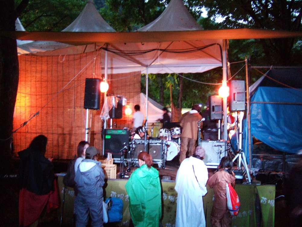 苗場食堂に設けられるステージ。