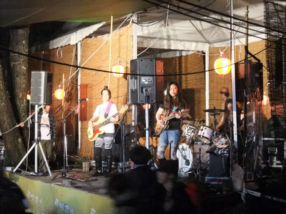 パンチの効いたブルース。女性3人組。大阪の春一番で見たことがあります。