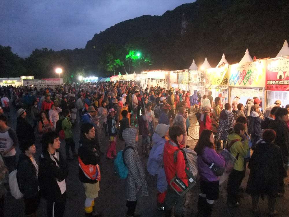 大概の店は行列です。