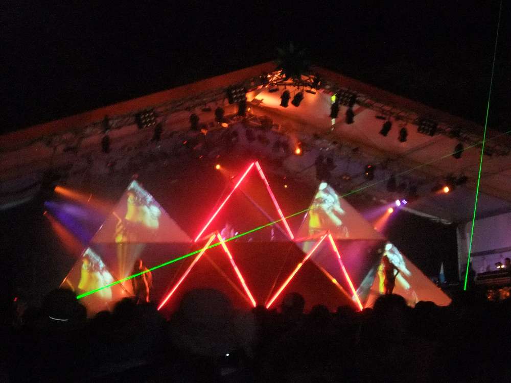 3つある三角形の上の部分でDJが音を作っています。