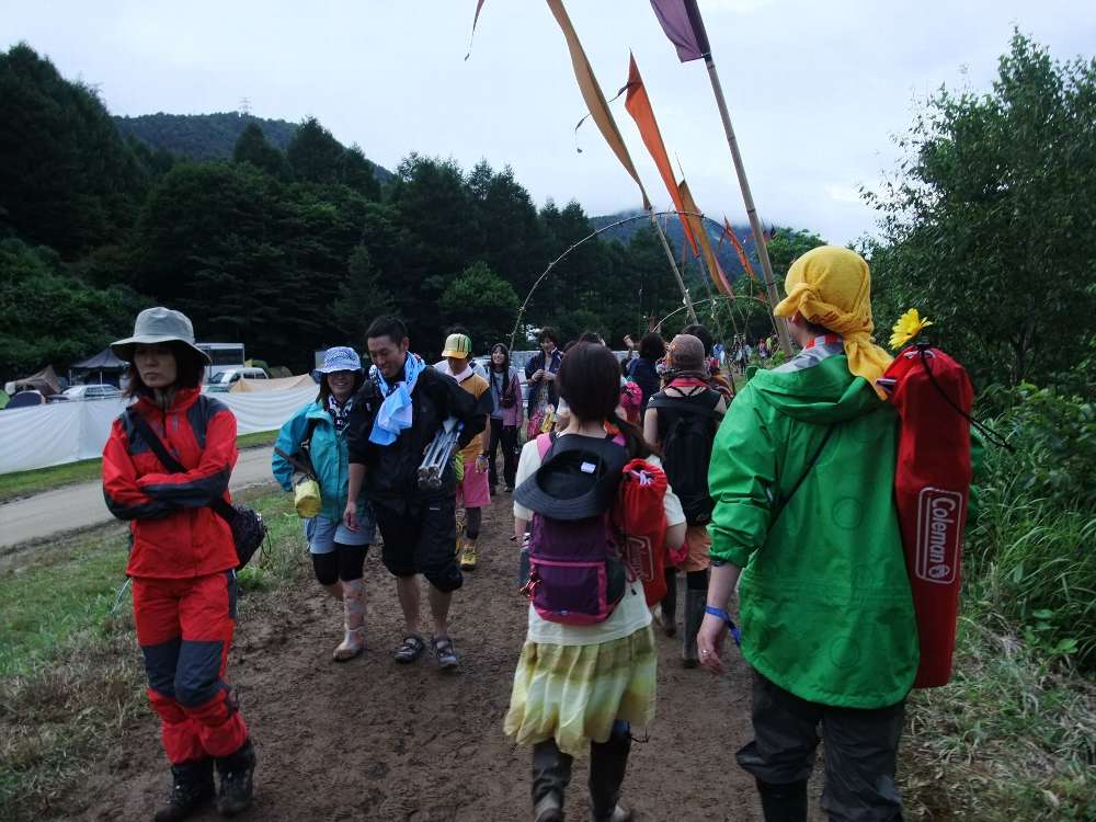 途中のリストバンドチェックを抜けたところ。