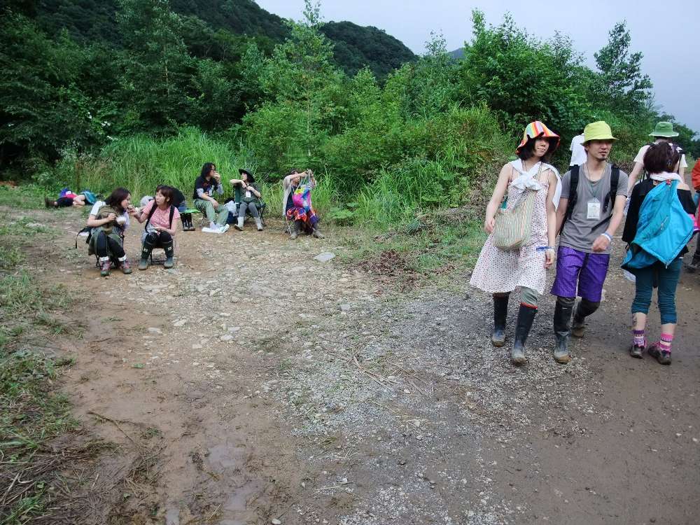 休憩する人たち。