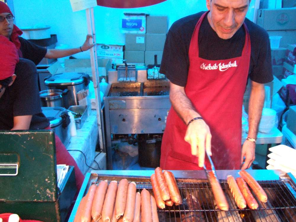 トルコソーセージを焼く人。