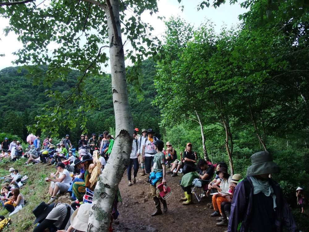 オレンジコートの入り口を渡らずに右にはいると土手のような外周です。