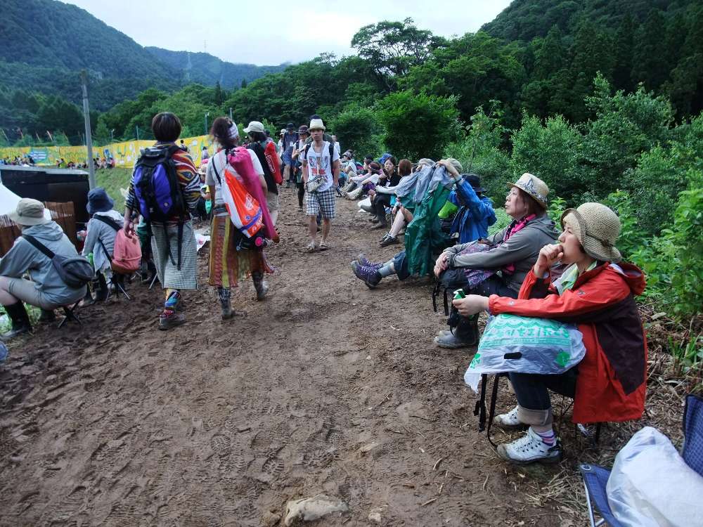 座っている人が多い。