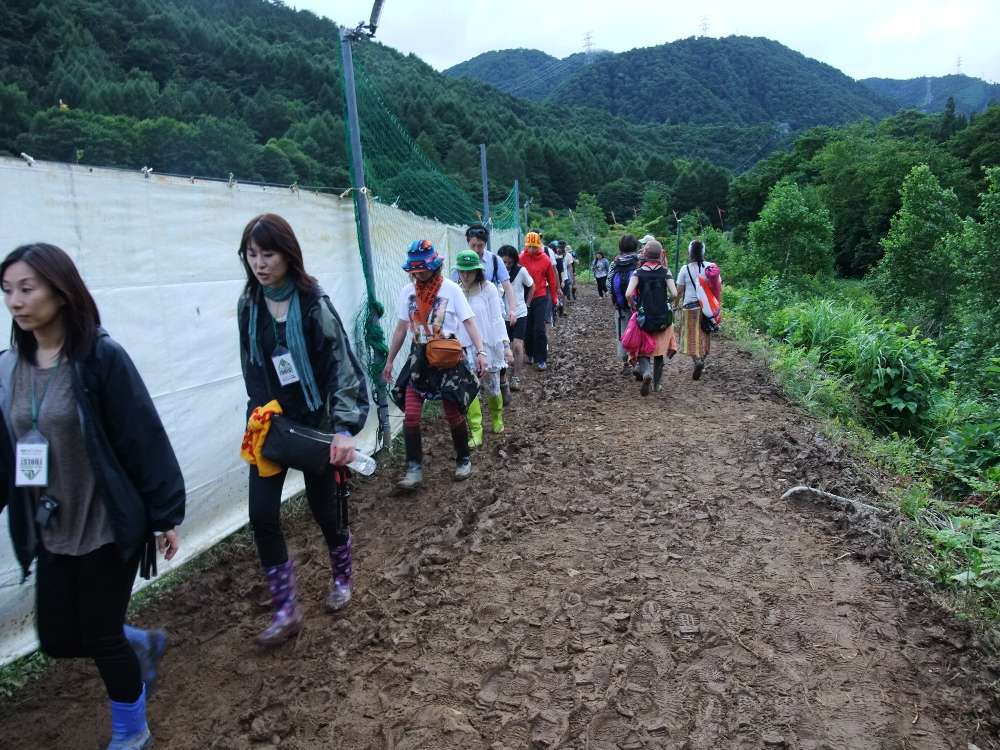 幕で仕切られて見えないところ。