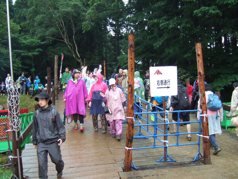 ゲートは泥まみれ。