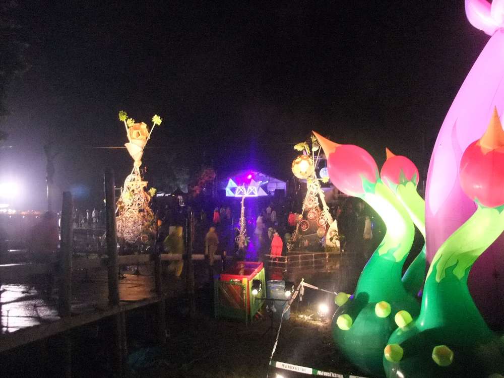 オブジェの間にオレンジコートが見えます。