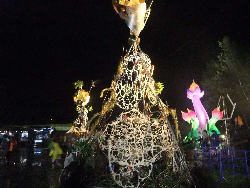 ゲートの側から光が当てられています。