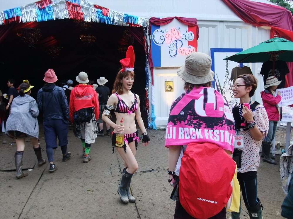 バニーガールのような人。たくさんおひねりが付いています。