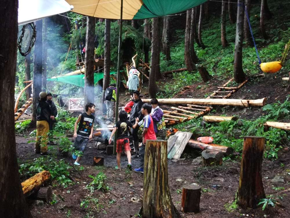 走り回る子ども。