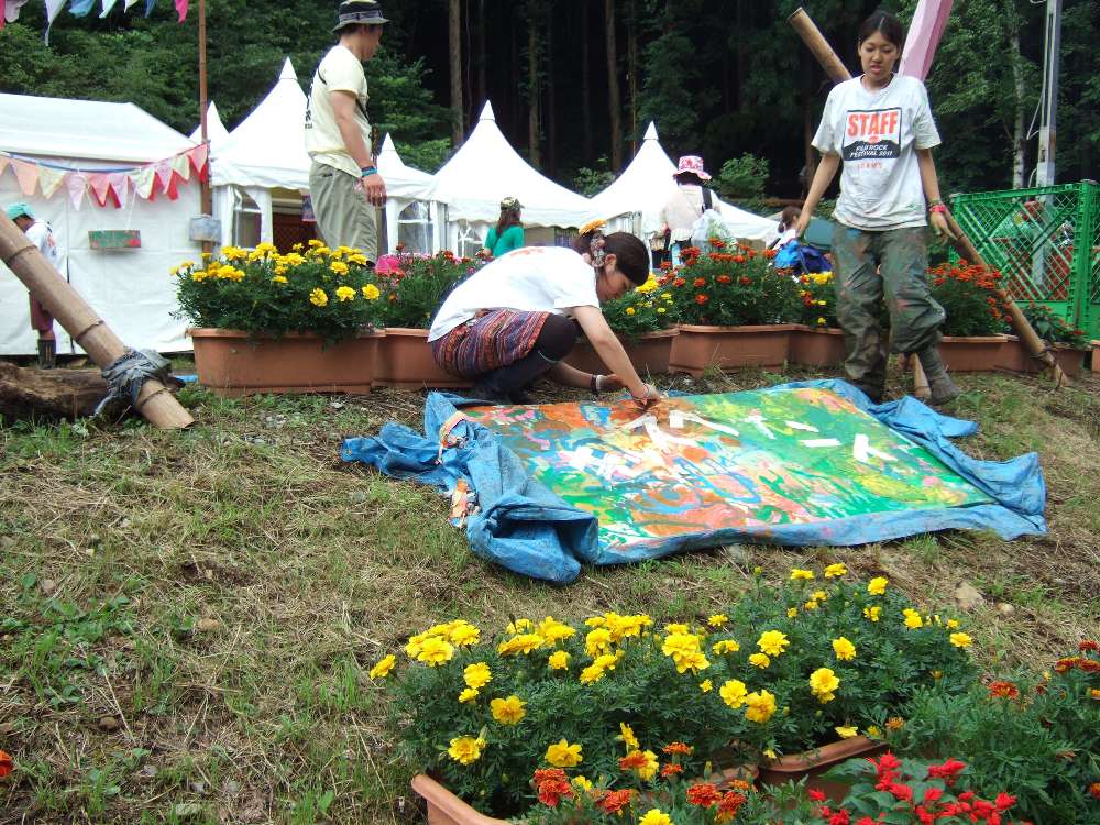 キッズペイントの幕を張る人。