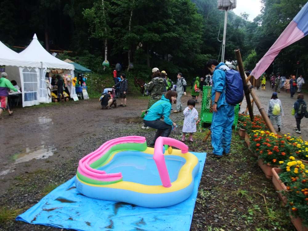 プールは寒くて利用されていません。