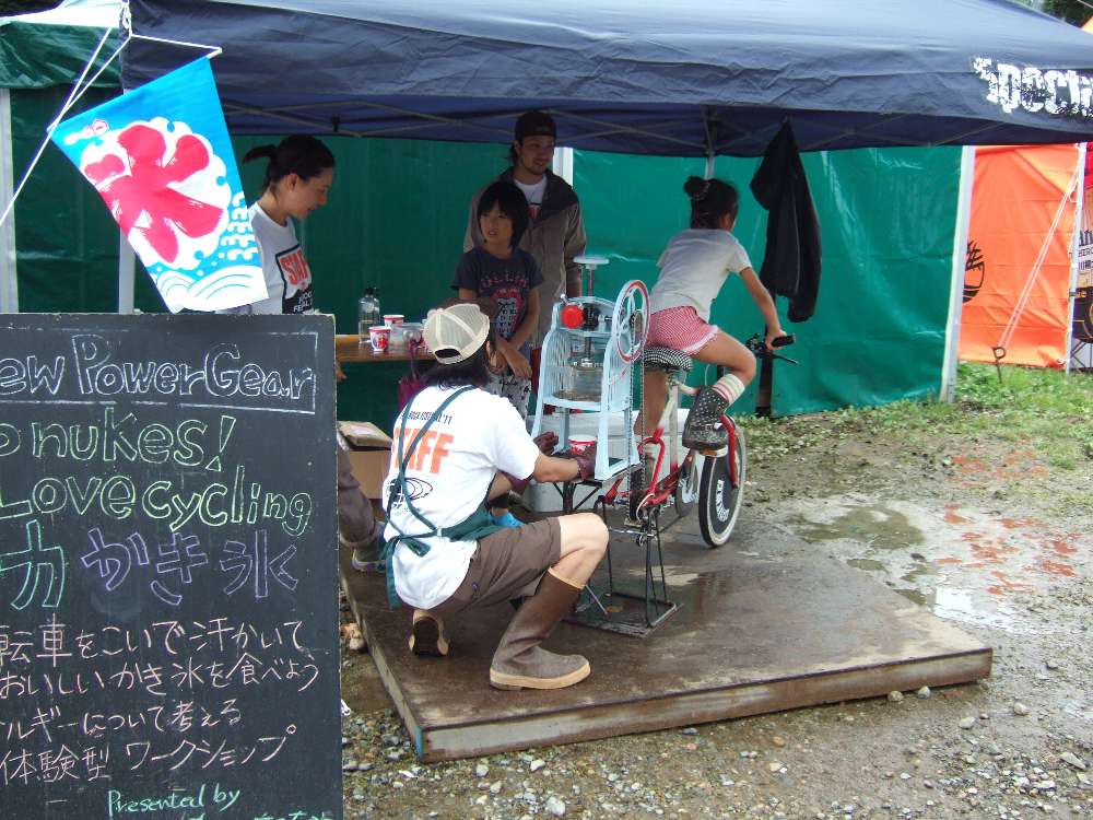 人力かき氷で自転車をこぐ人。