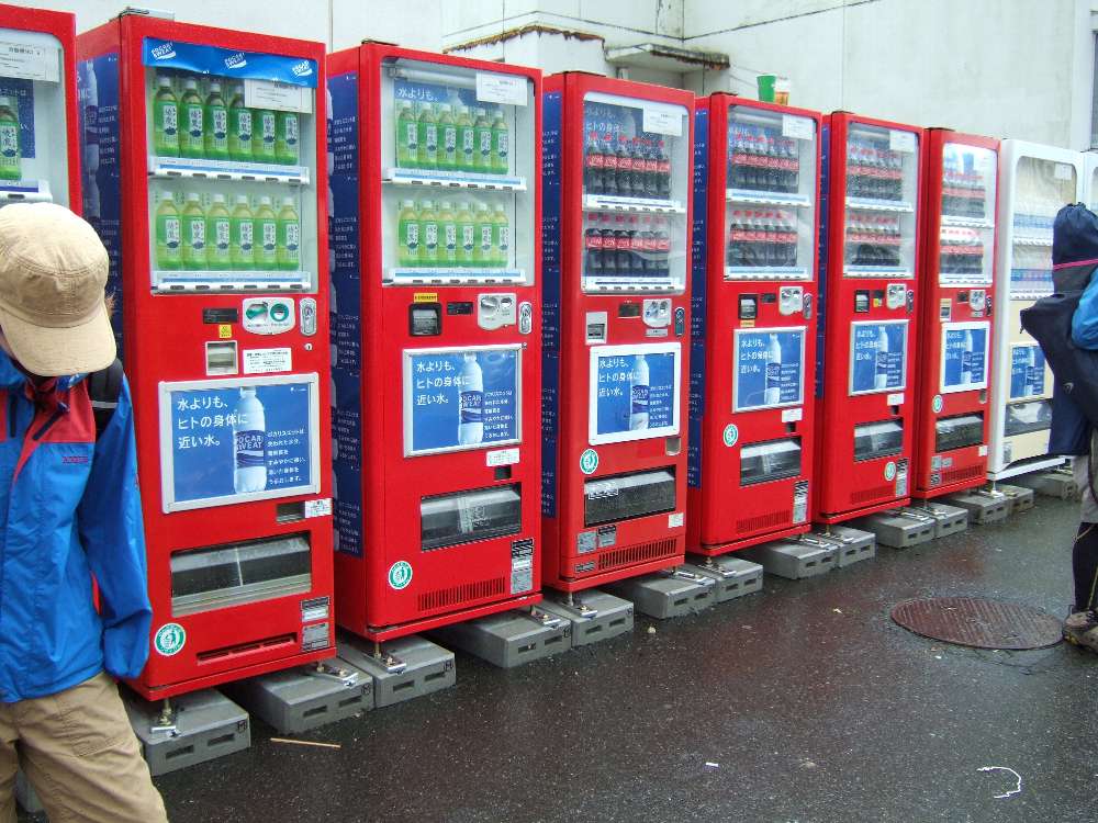 コカコーラの自動販売機でもポカリスエットの張り紙。