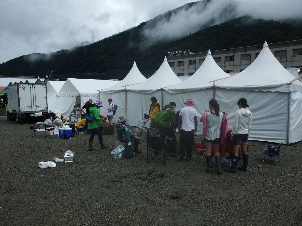 バーベキューはテントの裏。