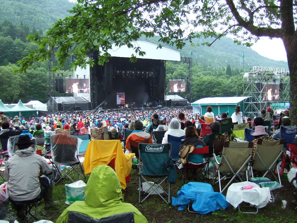 グリーンステージの木陰。