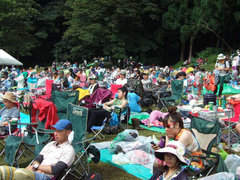 いすとレジャーシートで埋まっています。