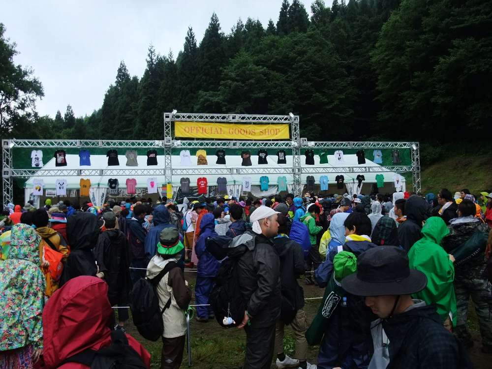 グリーンステージ、ホワイトステージに出演するアーティストの公式グッズ売り場。