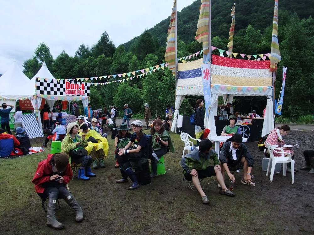 いす持参でないと座れない。