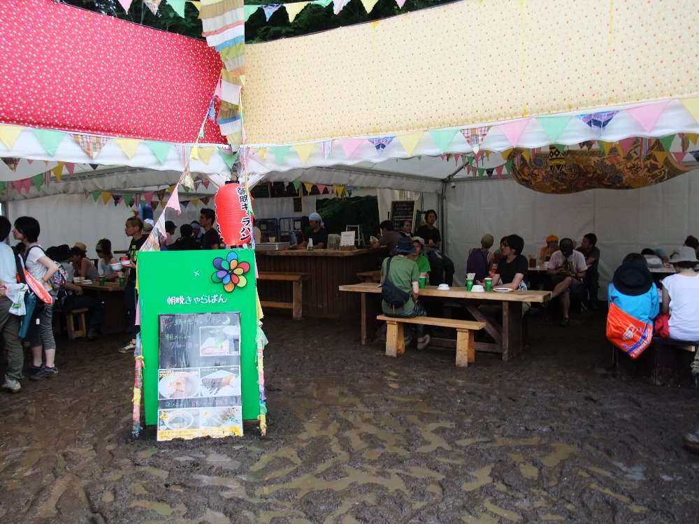 テーブル、いすがあります。