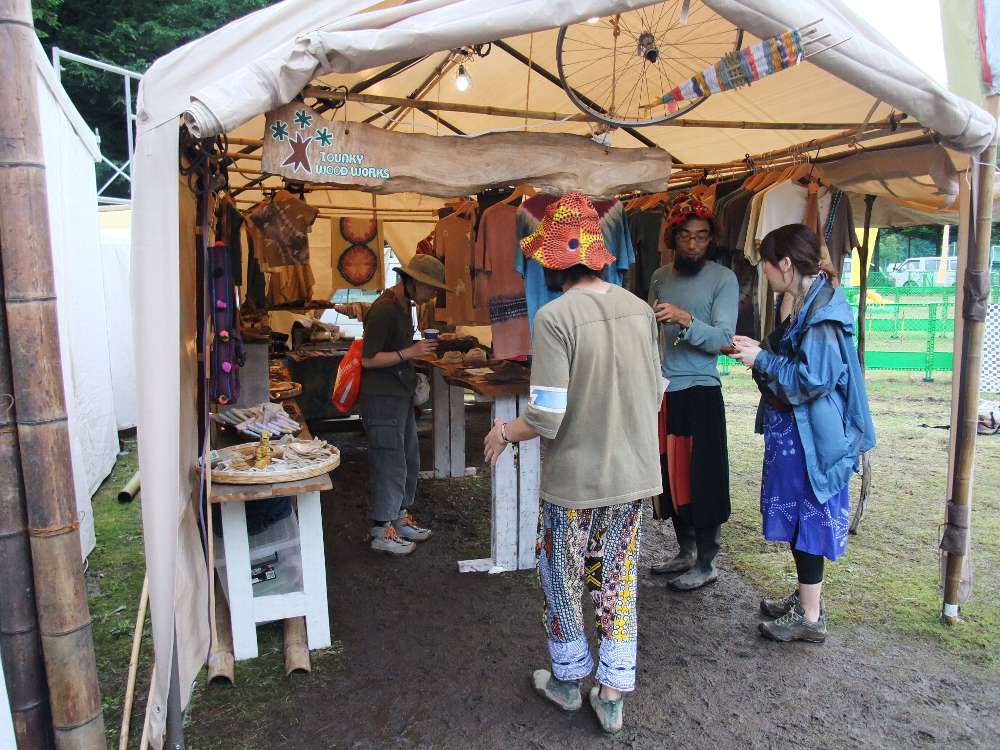 フィールド・オブ・ヘブンにあってもおかしくないような衣料品店。