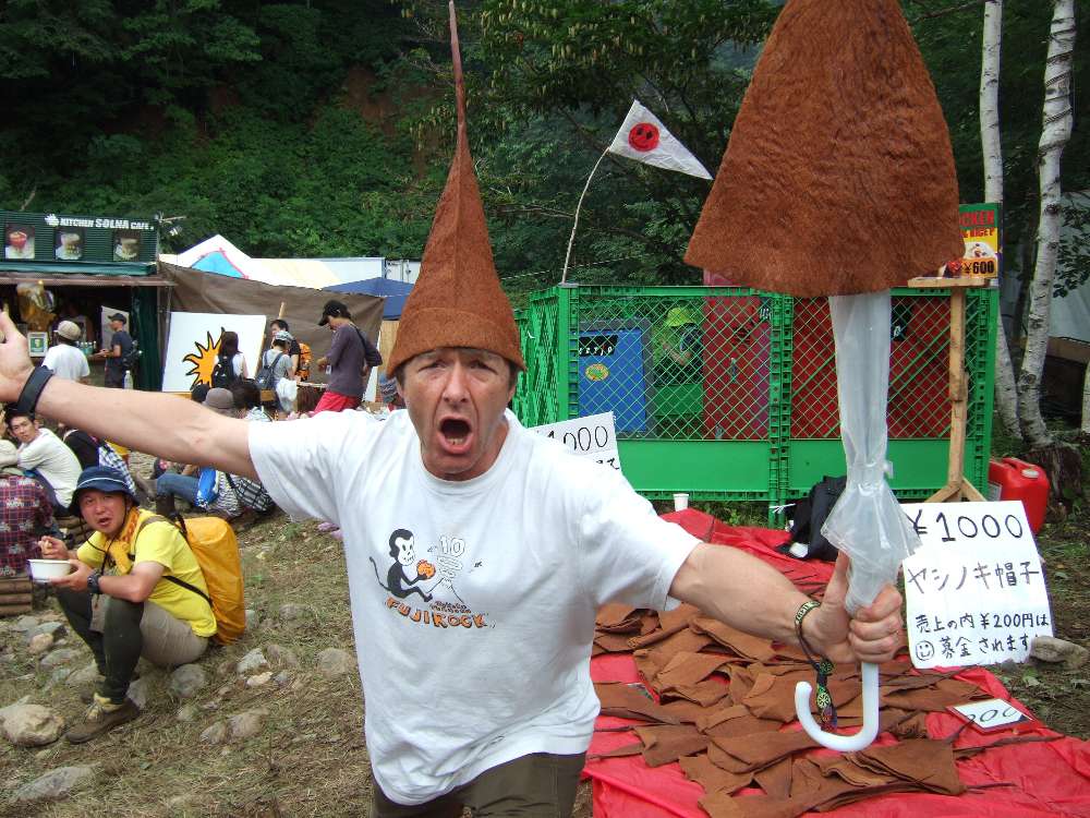 毎年ヤシノキ帽子を売っている外国人。