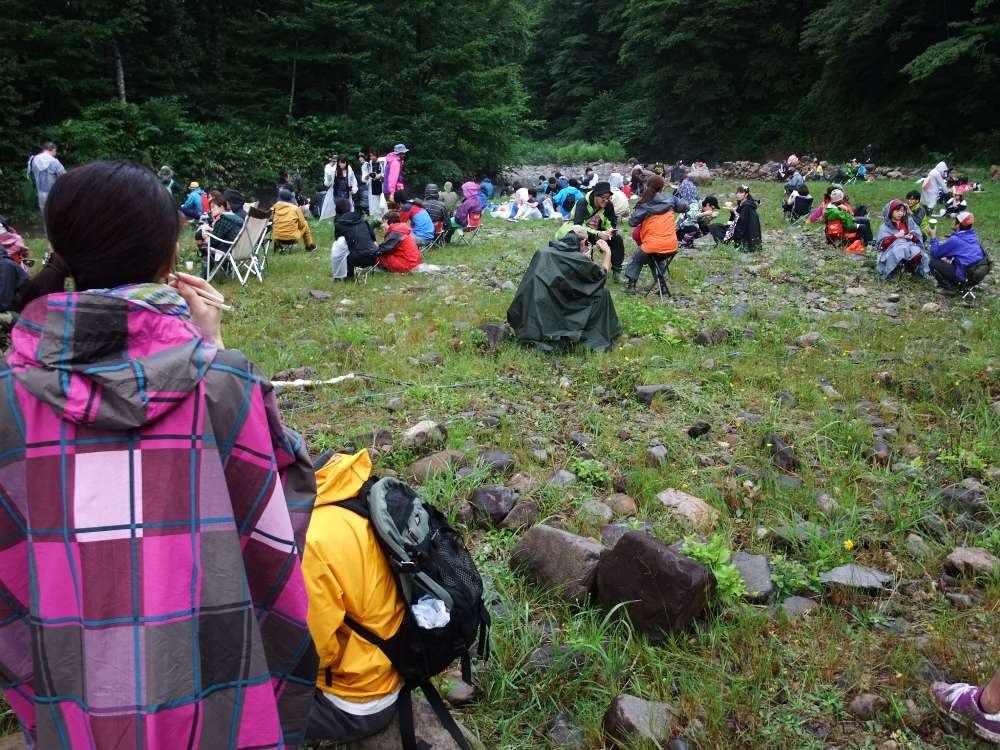 河原の風景。いすに座って食事をする人が多い。