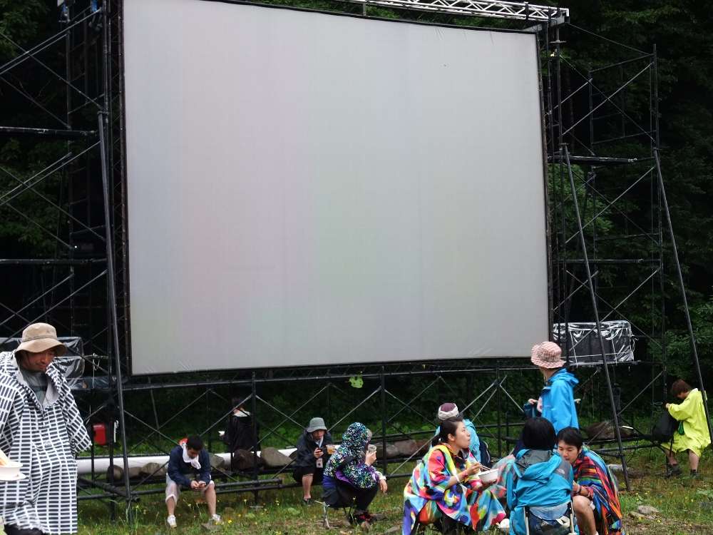 深夜に映画が上映されるスクリーン。