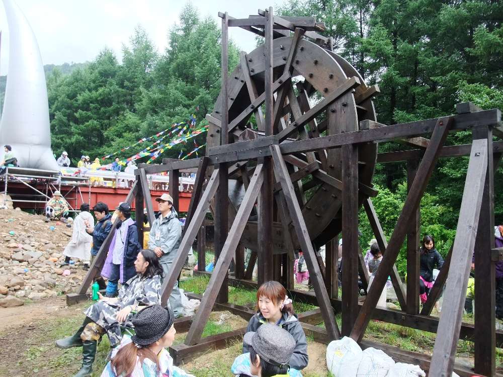 どんどん黒くなる水車。