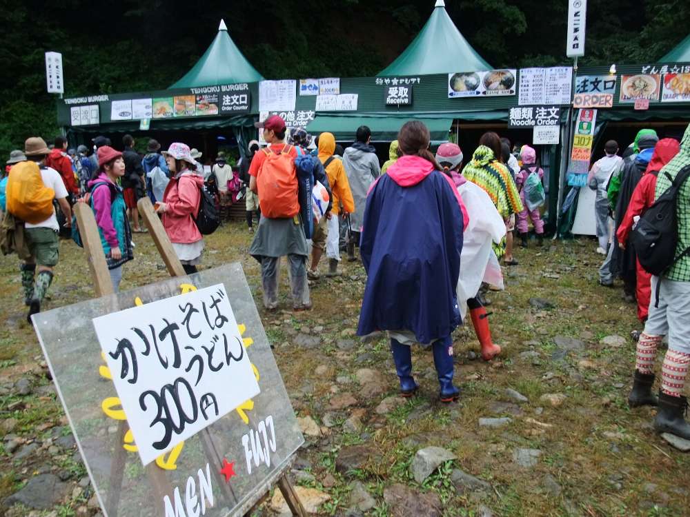 麺やフジ。立ち食いそば並みの安さ。