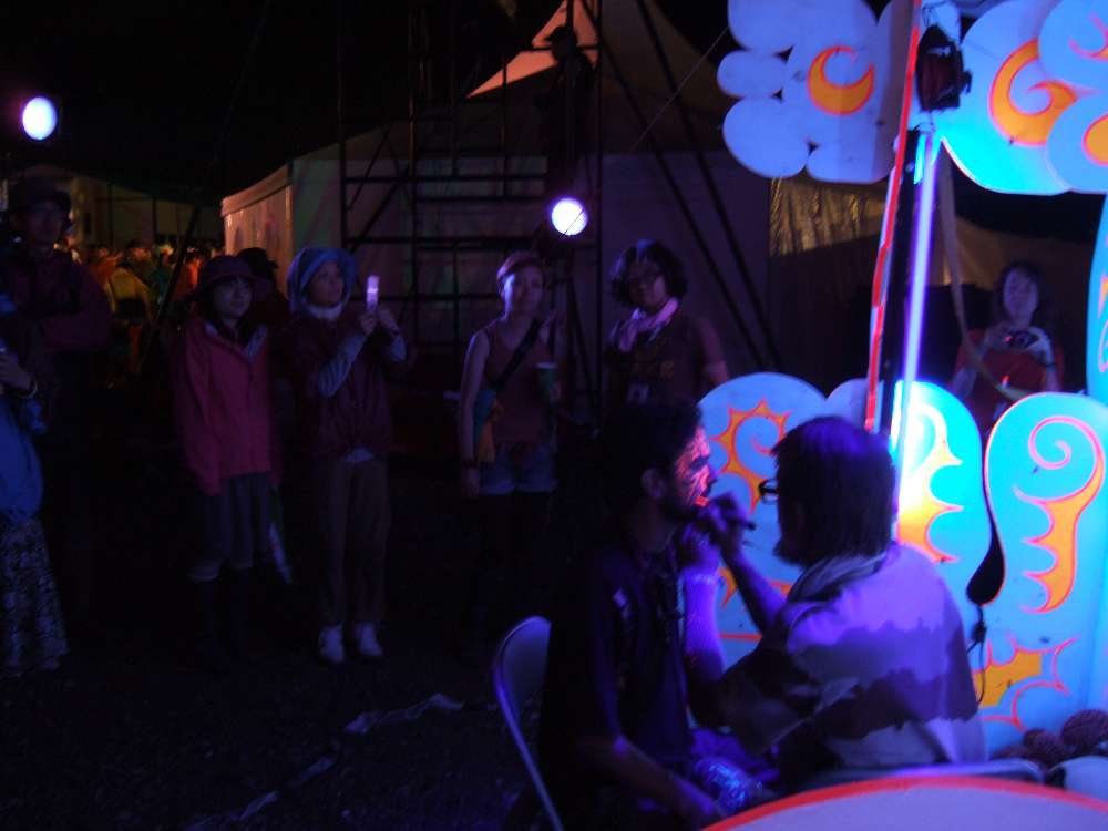 顔に絵を描いていました。