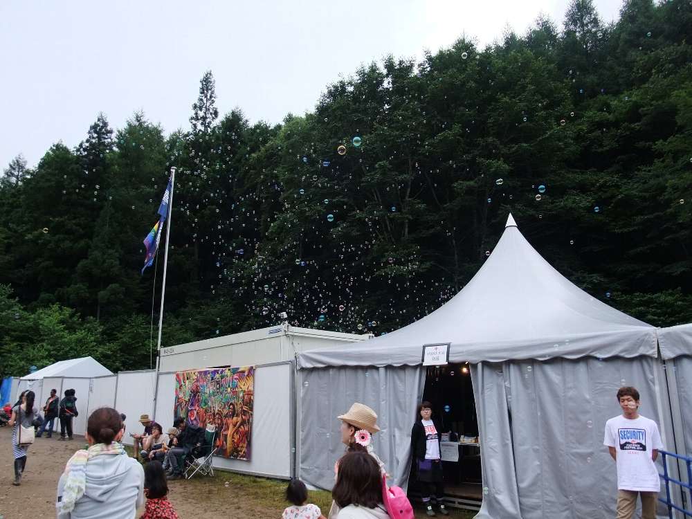 テントの裏からしゃぼん玉が上がっていました。